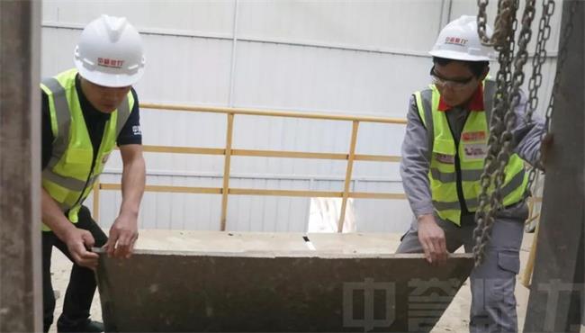 技術(shù)人員檢測(cè)生產(chǎn)線(xiàn)設(shè)備