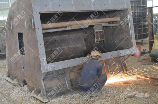 車間工人在加工破石機(jī)