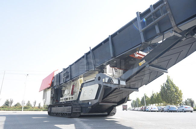 時(shí)產(chǎn)200噸移動(dòng)破碎機(jī)開(kāi)采鐵路小石頭保生產(chǎn) 時(shí)產(chǎn)200噸移動(dòng)破碎機(jī)開(kāi)采鐵路小石頭保生產(chǎn)